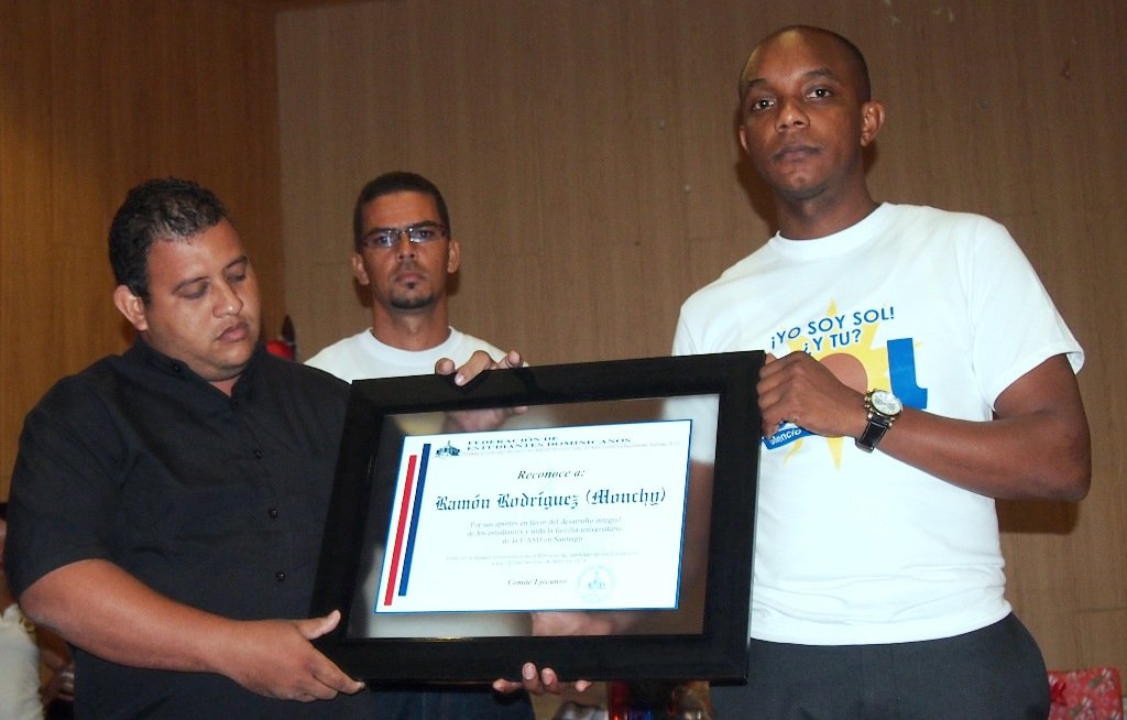 Reconocimiento entregado por miembros de la Federación de Estudiantes a Ramón (Monchy Rodríguez)